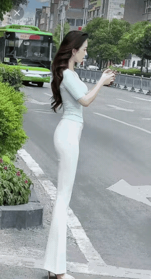 如此有气质的美女，我是不是应该去打个招呼呢？要不然太没礼貌了[害羞]