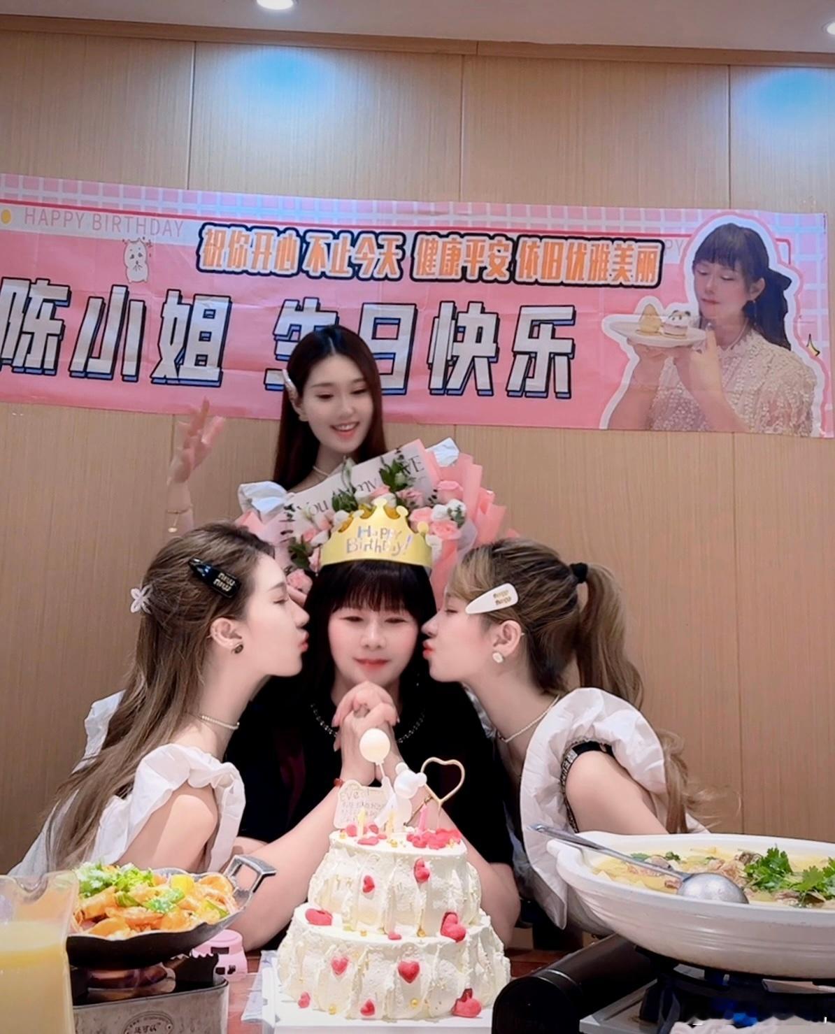 给我的漂亮妈妈过生日🎂希望她永远做那个开心快乐的小女孩 幸福 健康 开心 好运