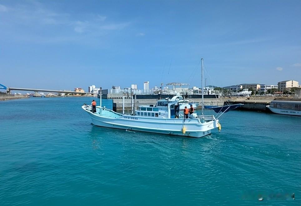 海权激荡，谁主沉浮。
日本船，靠海边，钓鱼岛，四月来，往前挤，说他们，管这里，别