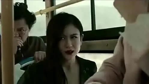 车上的趣事

在某公交车，有一个打扮时髦的美女，刚走到坐位，忍不住是放了“噗”“