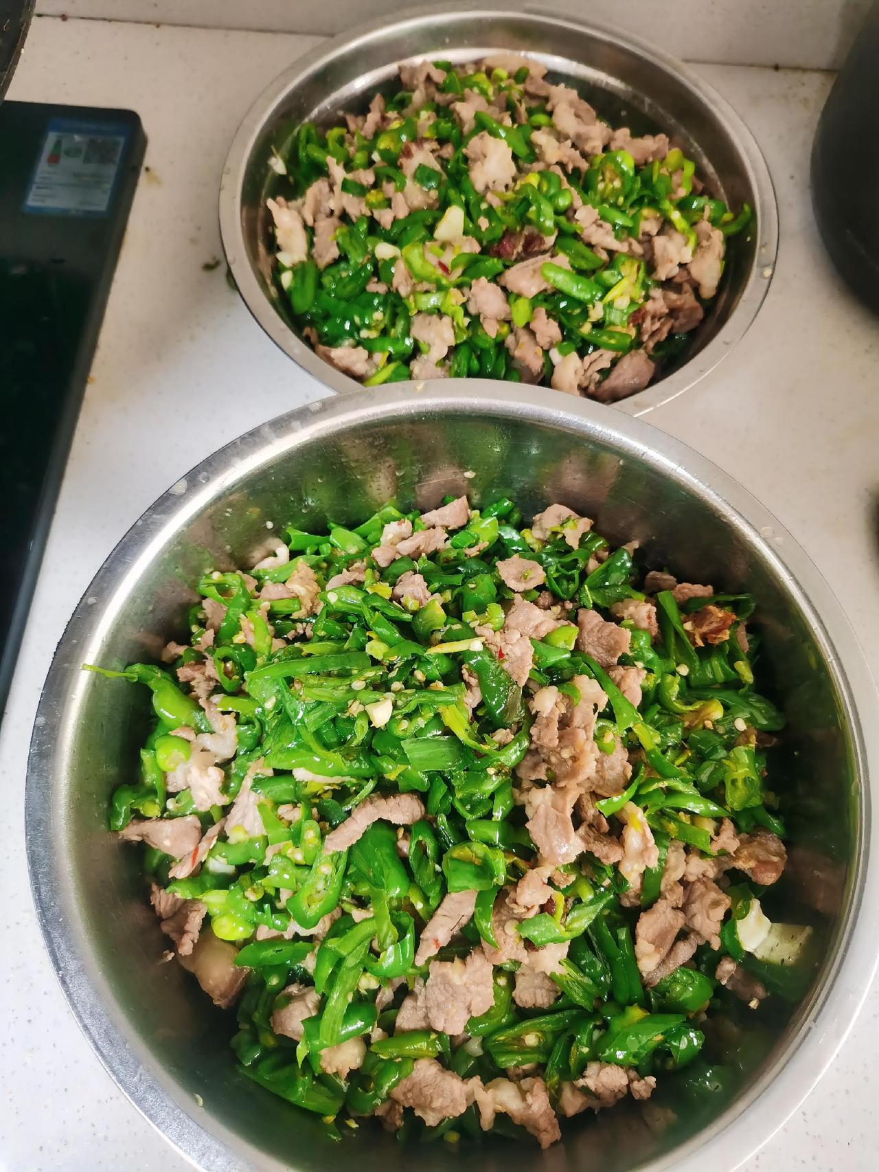 今日食堂家常菜谱：
青椒炒肉
拍黄瓜
山药骨头汤。

每天窝在这生活的牢笼里，犹