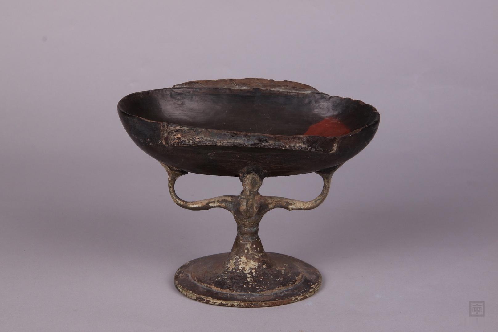 南京博物院收藏的这两件西汉的彩绘漆耳杯都搭配有铜支架, 比较难得 