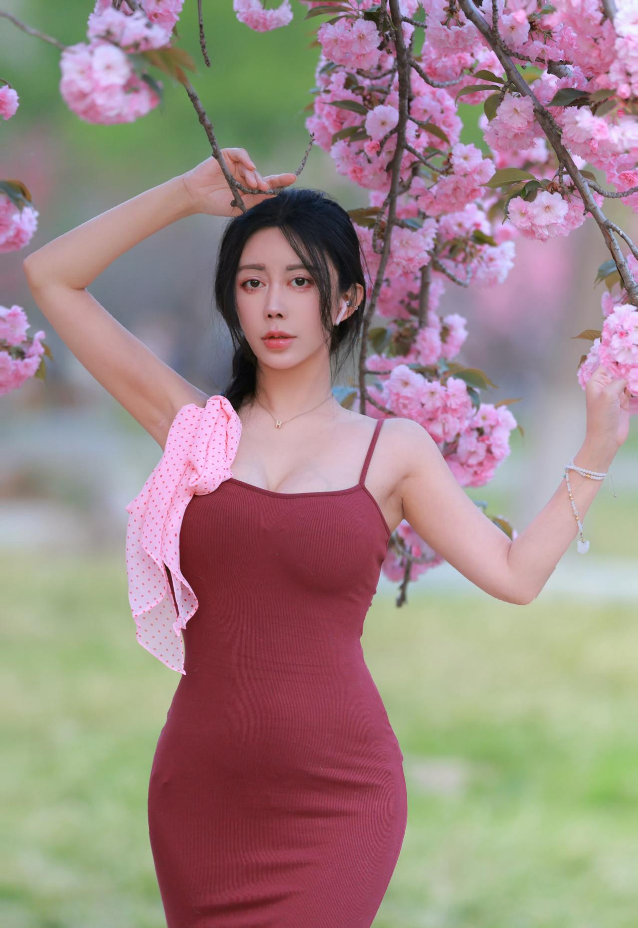 一杯微醺的酒红，加一点甜美的波点。听说花开得很好，你要不要一起来看？