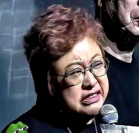 韩红有次接受采访，说起早年间的经历。
那会儿她还没出名，去录节目，化妆师当着她的