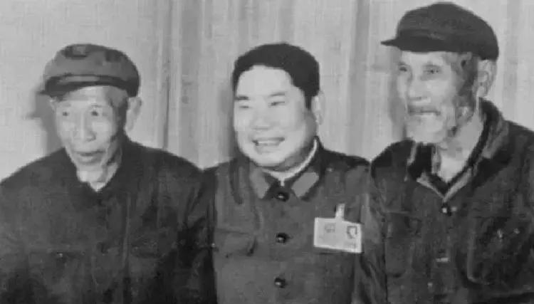 1973年，杨得志下乡看望老战友，却发现老战友生病却没钱治，县委见他生气，急忙解