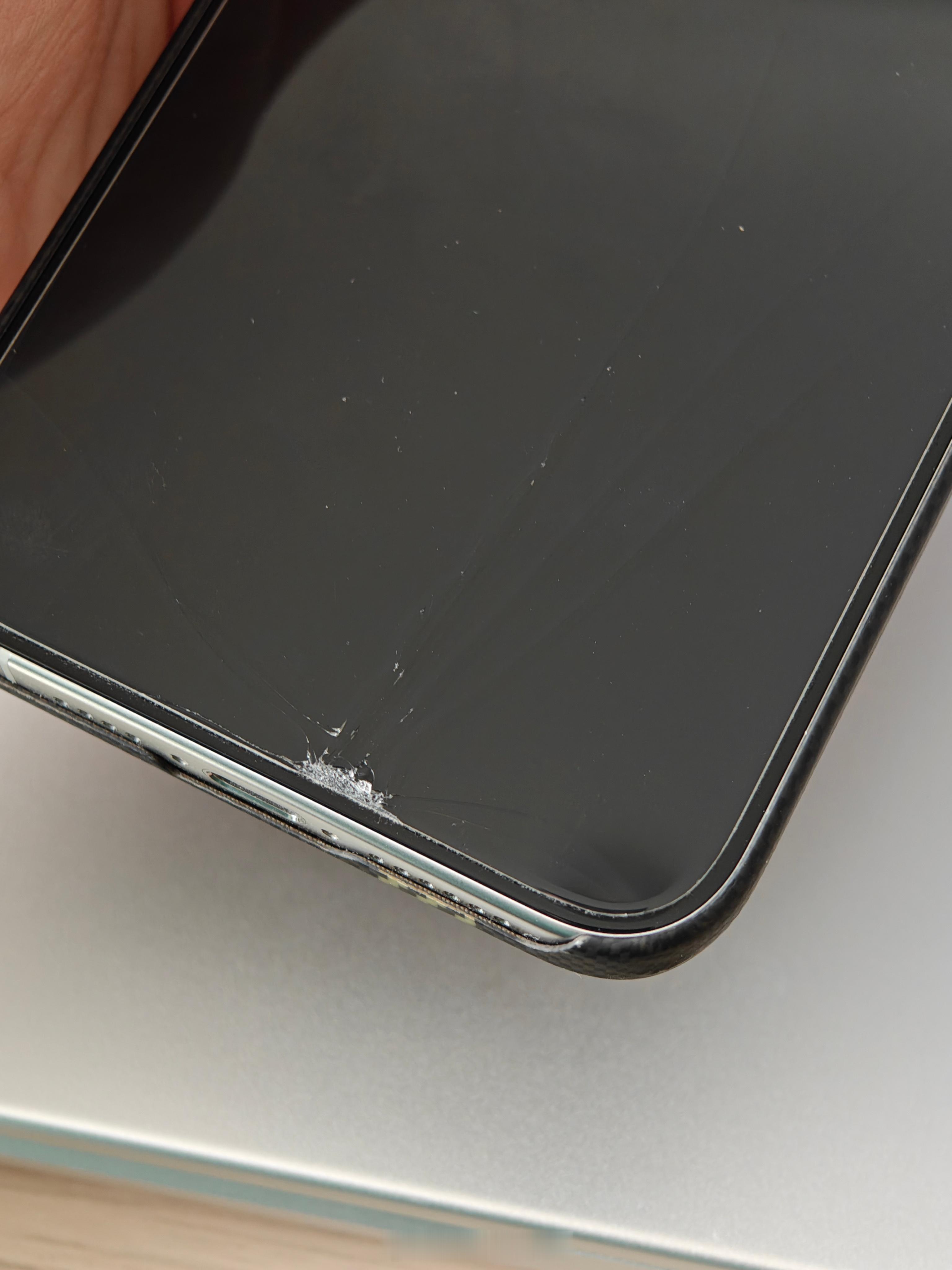 昨天手机摔床底下了，明天就换新贴膜。 ​​​