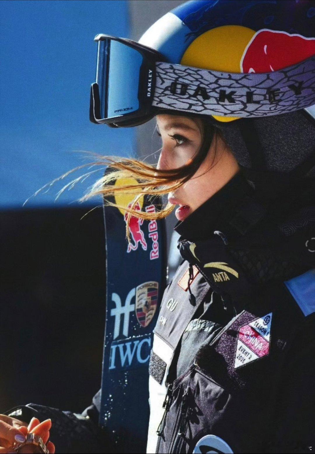 为什么谷爱凌比赛前要放两撮头发关于谷爱凌比赛前为什么要放两撮头发有些过度解读了。