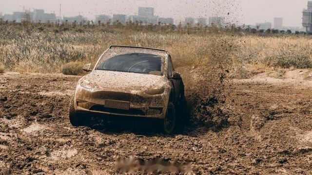 #新能源汽车# 【特斯拉被爆改成“越野车”！国内改装套件惊呆外国人】近日，位于上