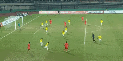 上半场头顶脚踢，中国U17又进了六个球，6—0领先文莱，保持了较强的攻击力。
