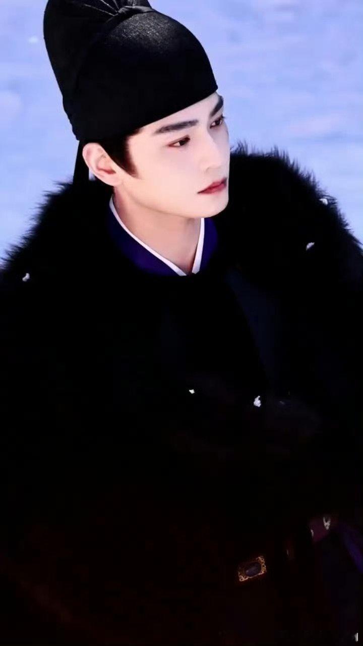 丁禹兮司宫令雪中大氅造型司宫令 狐毛大氅衬得贵气十足，脸上的疤痕又添了几分破碎感