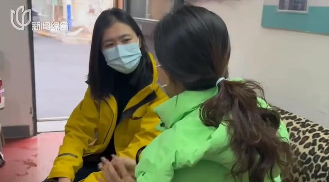 上海，女子夜里洗衣服，却遭到3楼邻居投诉，说她家洗衣机落水管声音扰民，经调解，女