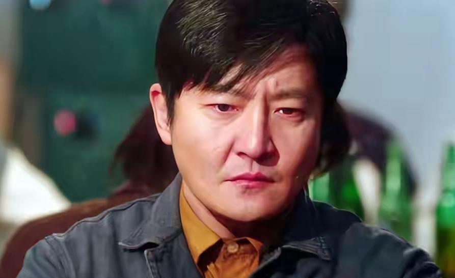 演底层小人物折腾，还得是郭京飞。
以前无论他主演的《老舅》，还是《驻站》里的常胜