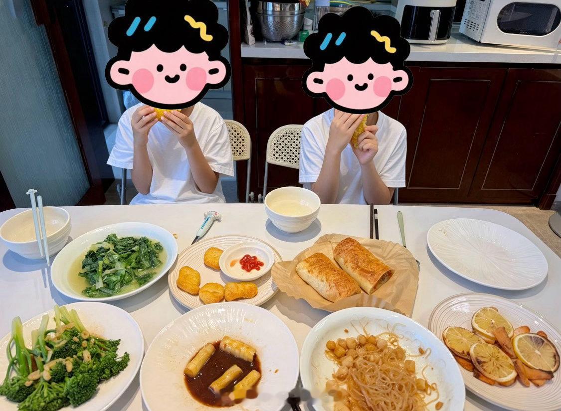 俩小孩在家干饭 