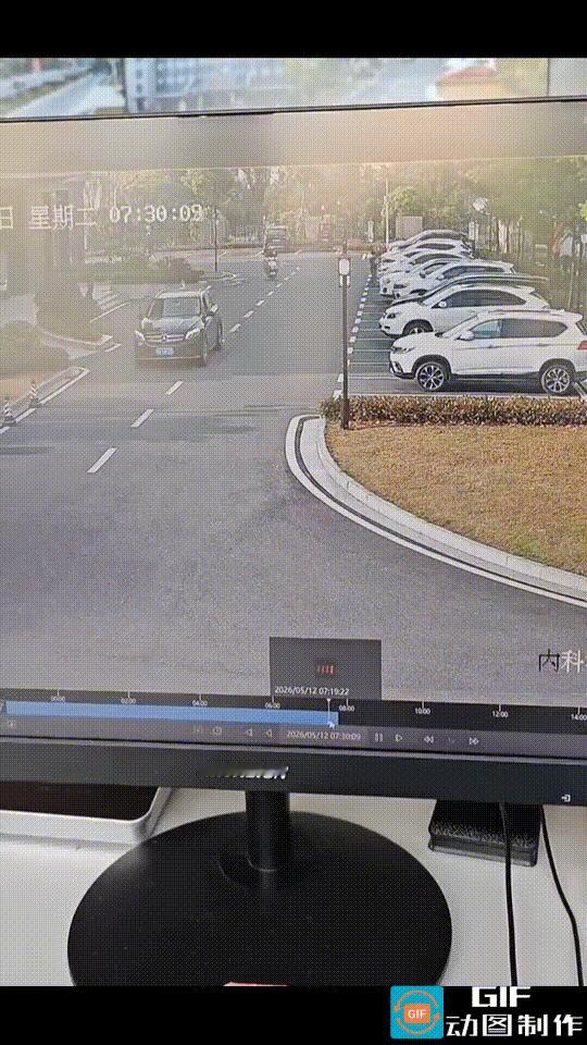 奔驰车和白车在转弯口狭路相逢，奔驰车是左转弯，但他弯子转的小，有点靠里，虽然心有