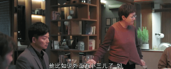 当宋丹丹摆出“下蛋公鸡”姿势时，就代表着演技鲨疯了！

《熟年》里吴二琥这角色非