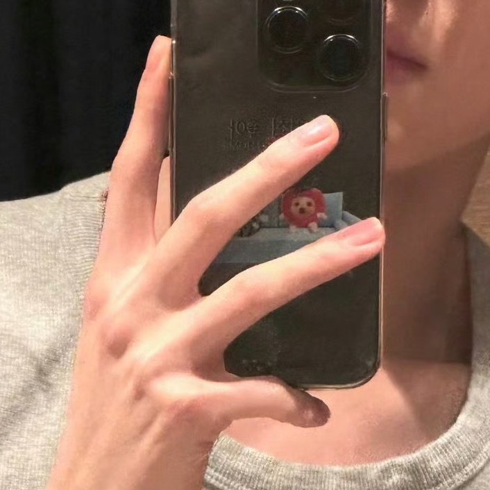 唉我女这双小手好漂亮呀。。白白净净的指甲还剪的特别修整萌点+1 