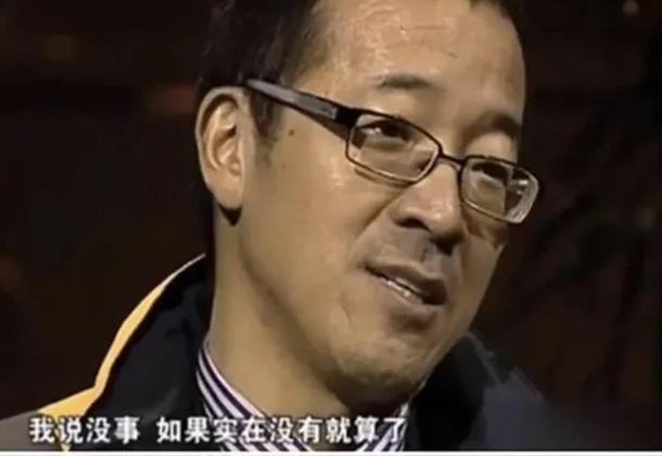 1998年深秋的北京，俞敏洪刚把周末收的学费捆进布袋，小区路灯突然灭了。

后颈