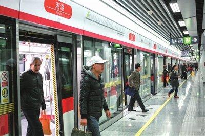 【早晚高峰湘湖站客流平稳】11月26日，杭州地铁一号线迎来开通后的首个早晚高峰，