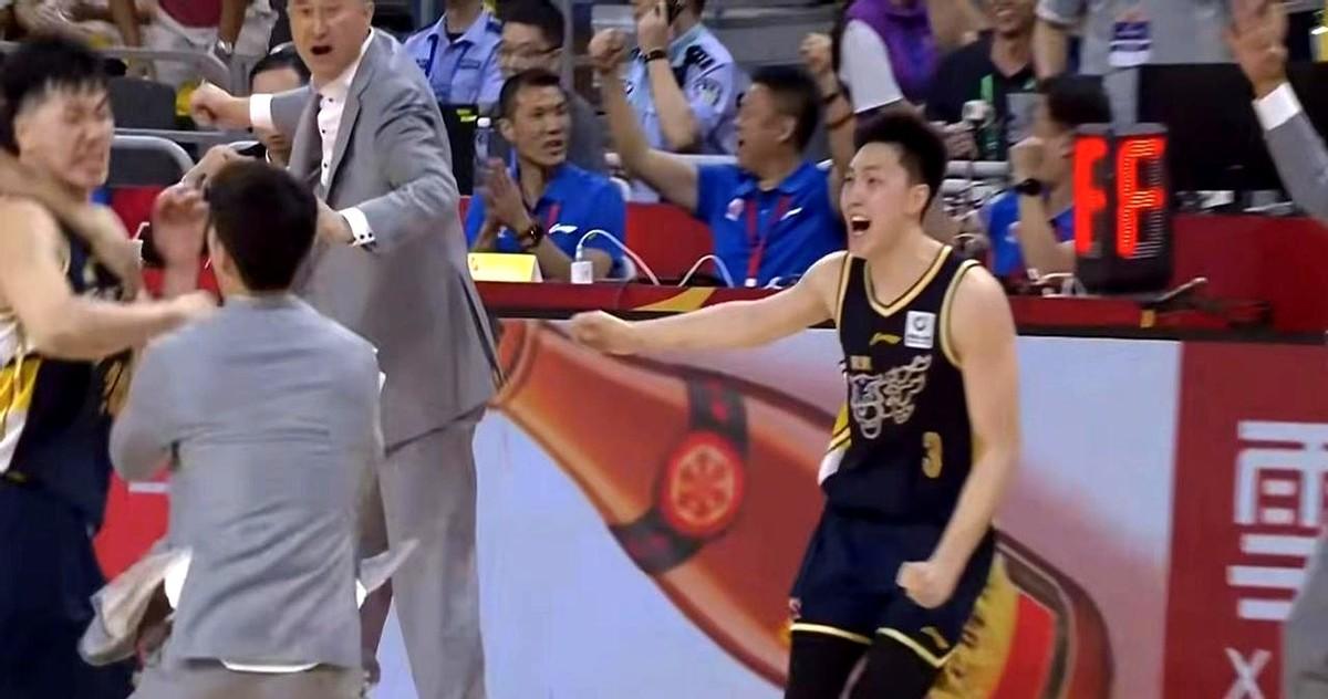 谁能想到，广东宏远竟是靠俩锋线硬扛内线，才拼回这条命。

京粤大战G2，广东一度