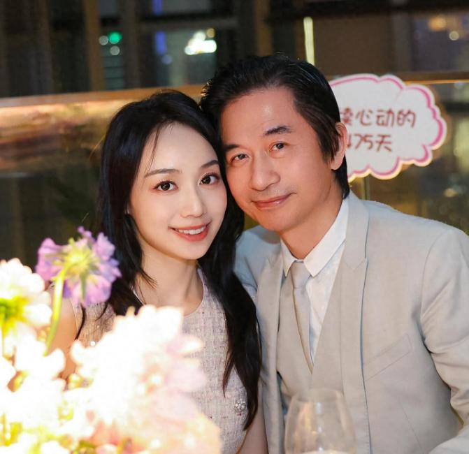 黄舒骏60岁了，
当初45岁娶21岁的老婆，
很多少人等着看他的笑话，
一晃15