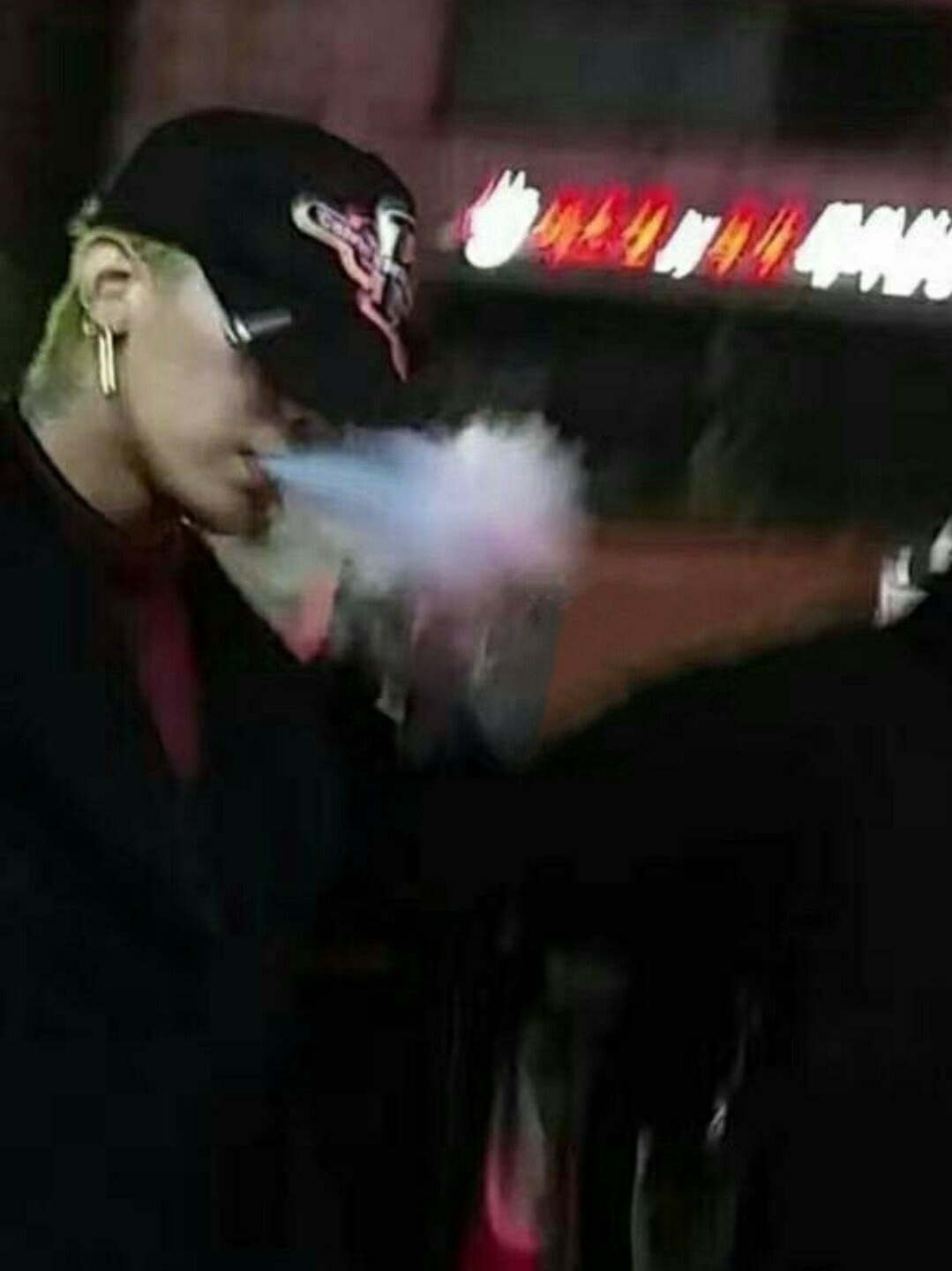 权志龙 变成一支🚬 