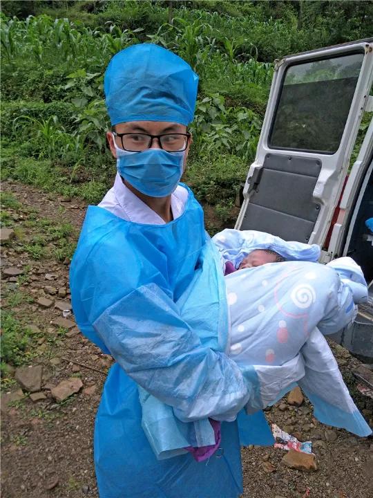 “掏什么掏，孩子都生出来了，你这医生是在占便宜吗？”产房内，一名男子对正在帮产妇
