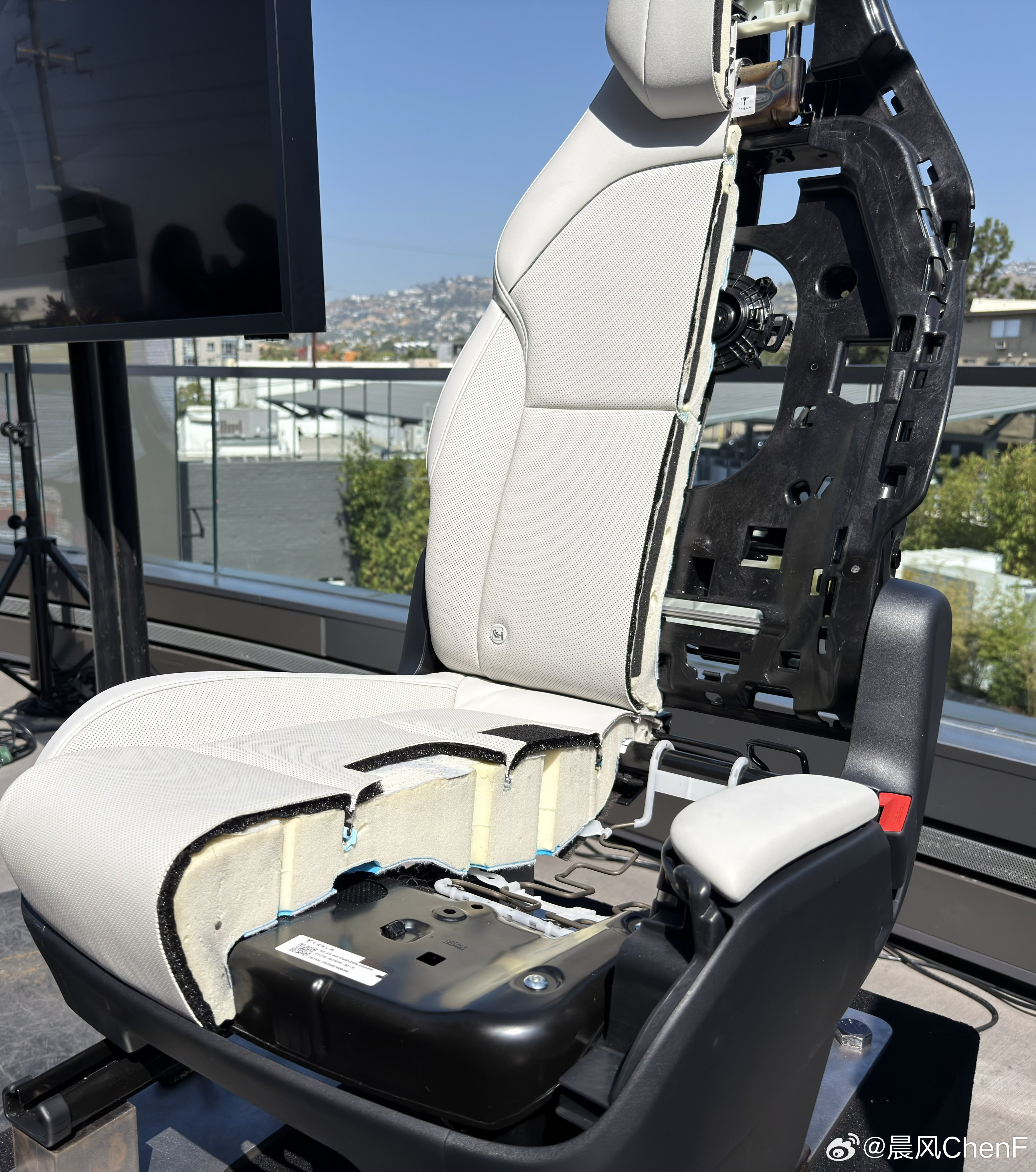 特斯拉modelyl的座椅迎来切割展示特斯拉modelyl