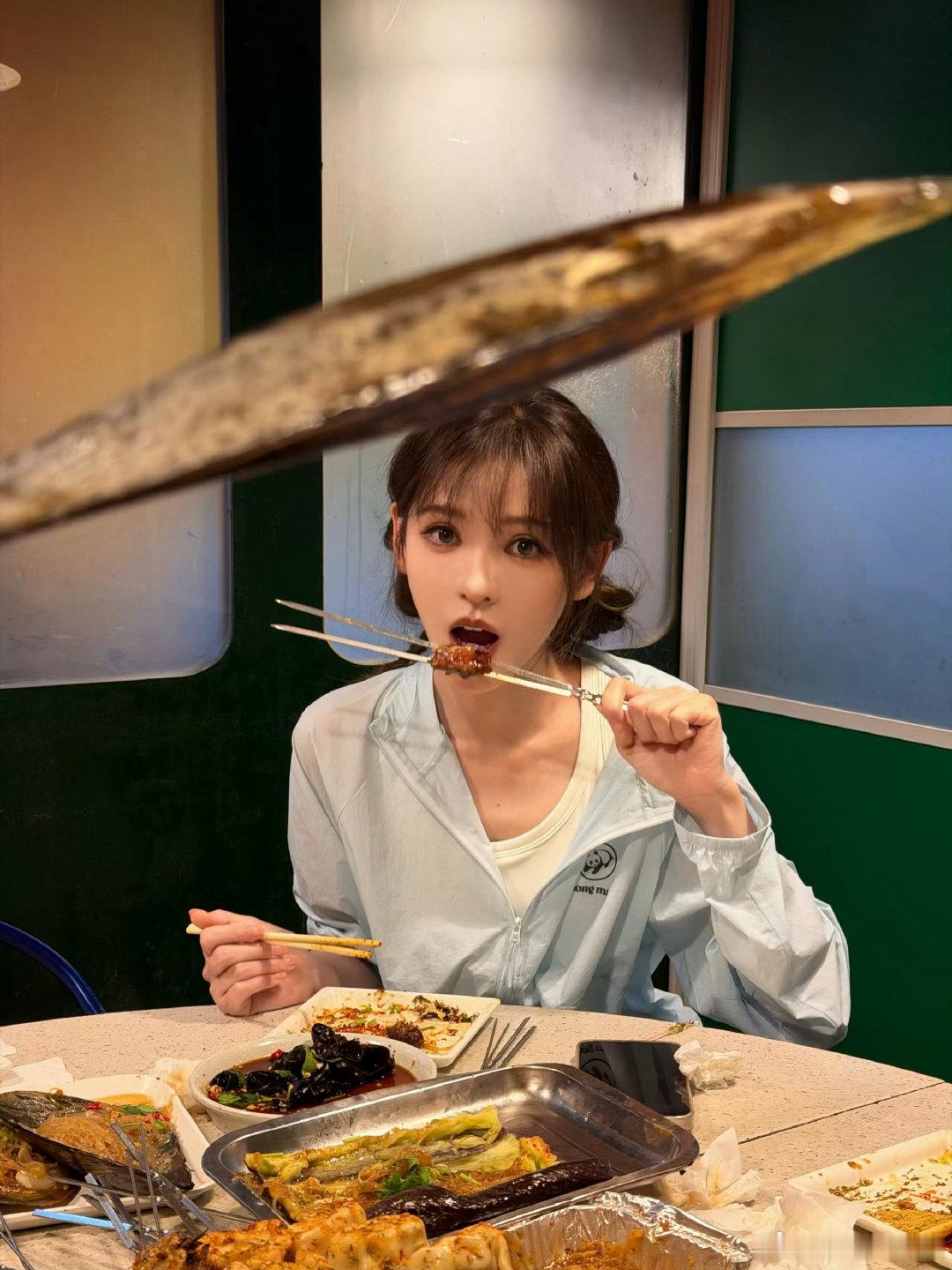 张予曦雷霆小摔 张予曦脚滑但手稳合伙人 曦曦这一跤真的太敬业了！前一秒还在和大家