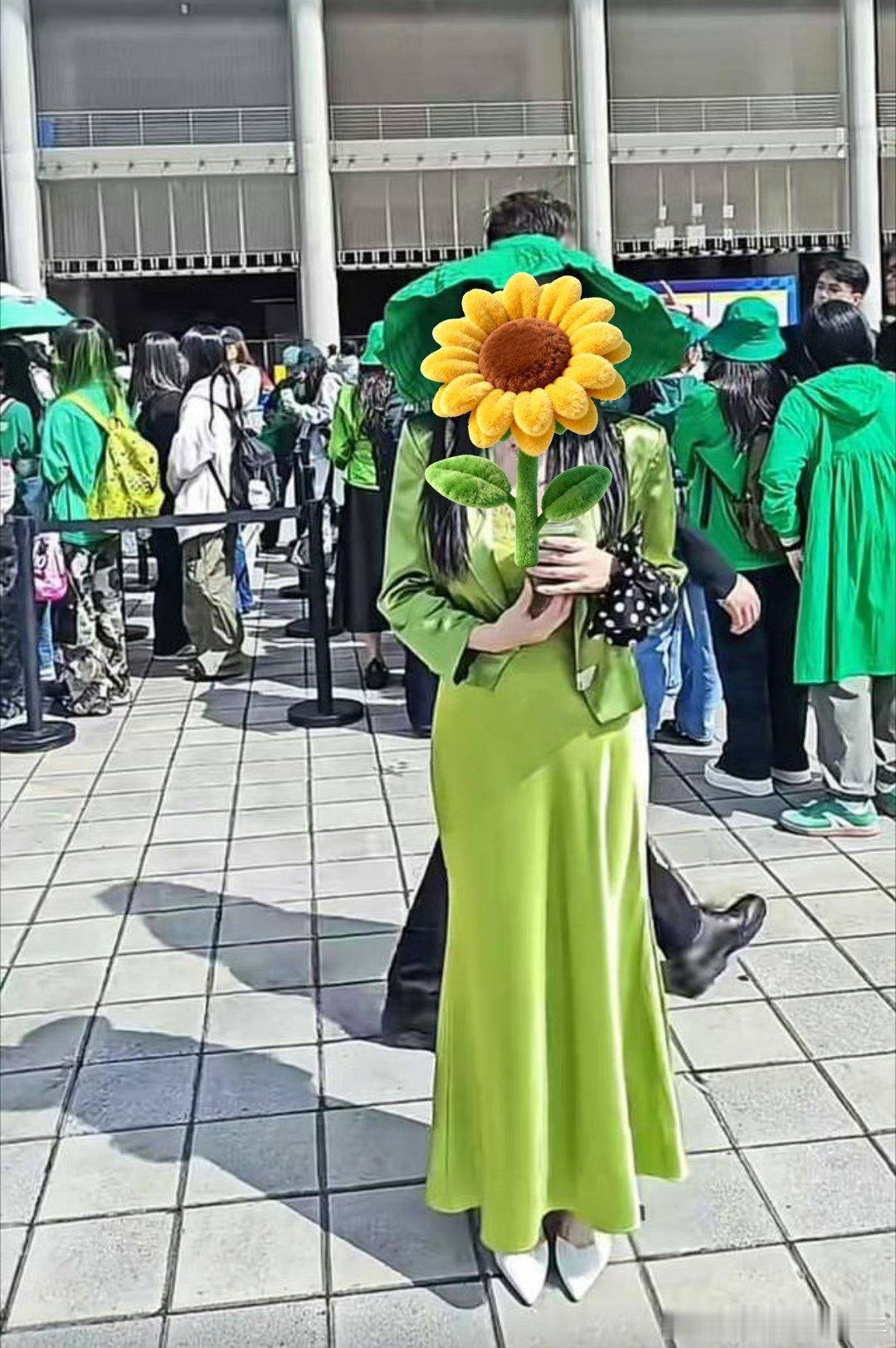 老板找了个黄帽子的粉丝合影！哎呀博君一笑被🌸🌸养的太好了！mtjj拿着双人T