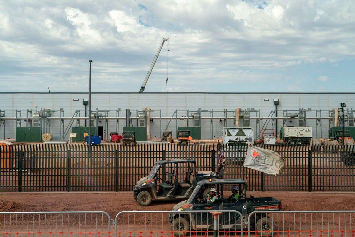 美国因为缺电力设备推迟或取消建设一半的数据中心。
　　据外媒报道：计划于2026