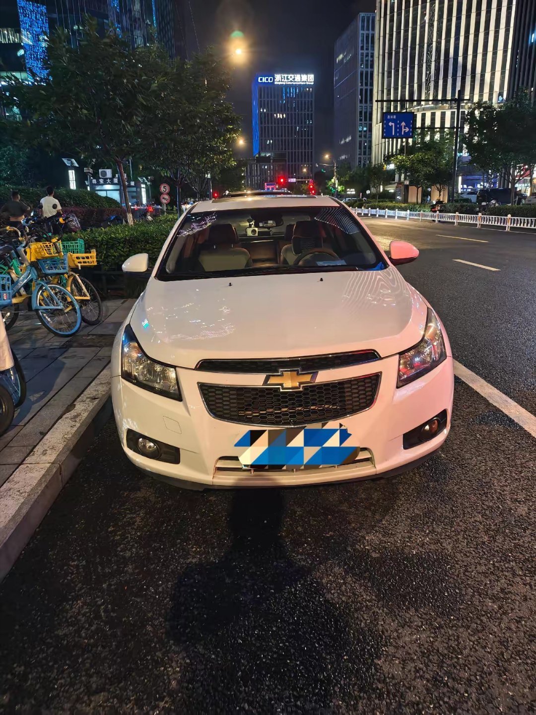 刚喜提新车，眼看着油价一路冲到八块多，心疼油费，天天盘算着把油车出手换电车。谁刚