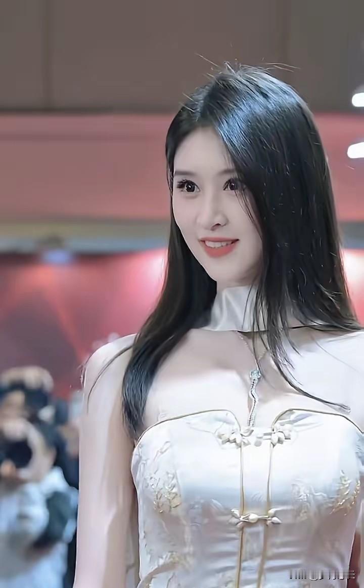 白舒大概率不会去演戏了，
不是没人找她拍戏，
而是她在选美评委和自媒体这条路上，