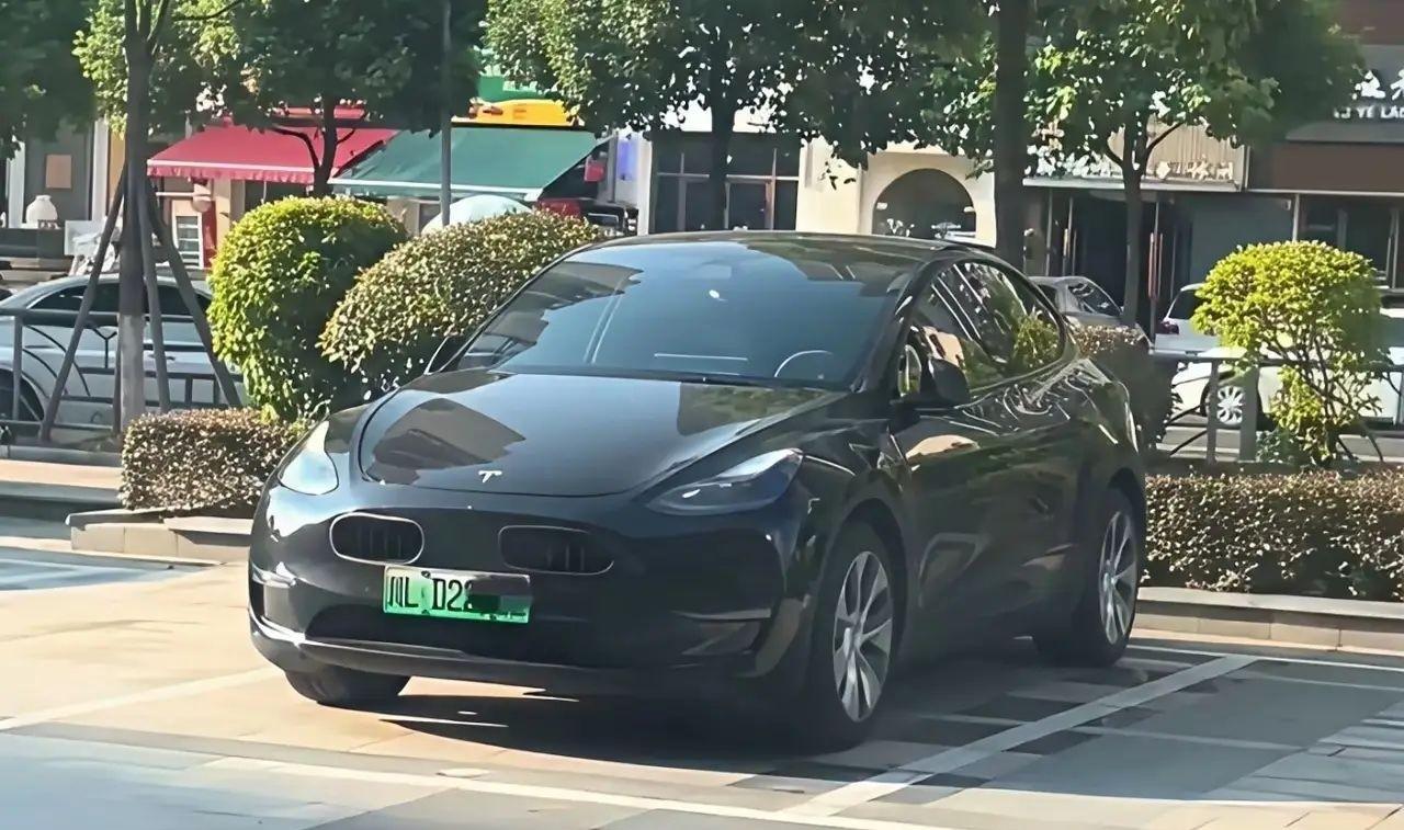 这是个啥东西？“特斯马”？这到底是宝马出了轨？
还是特斯拉劈了腿？
对于这个设计