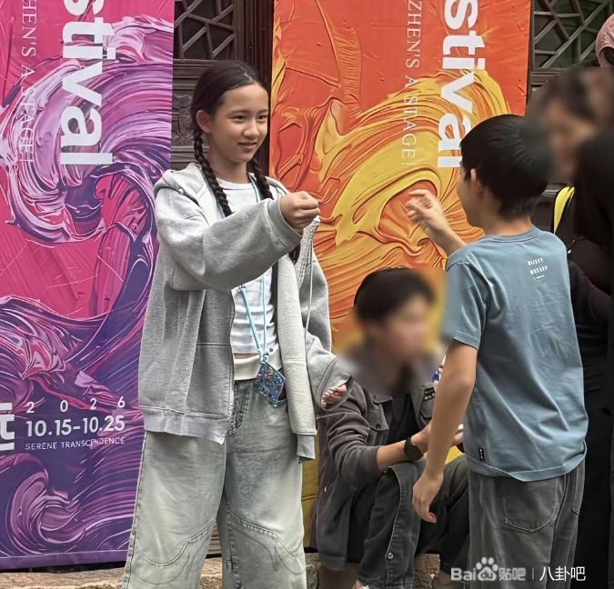 这是要挨个出道吗？黄磊和孙莉的两个女儿于近日双双抛头露面大女儿黄忆慈，昵称多多，