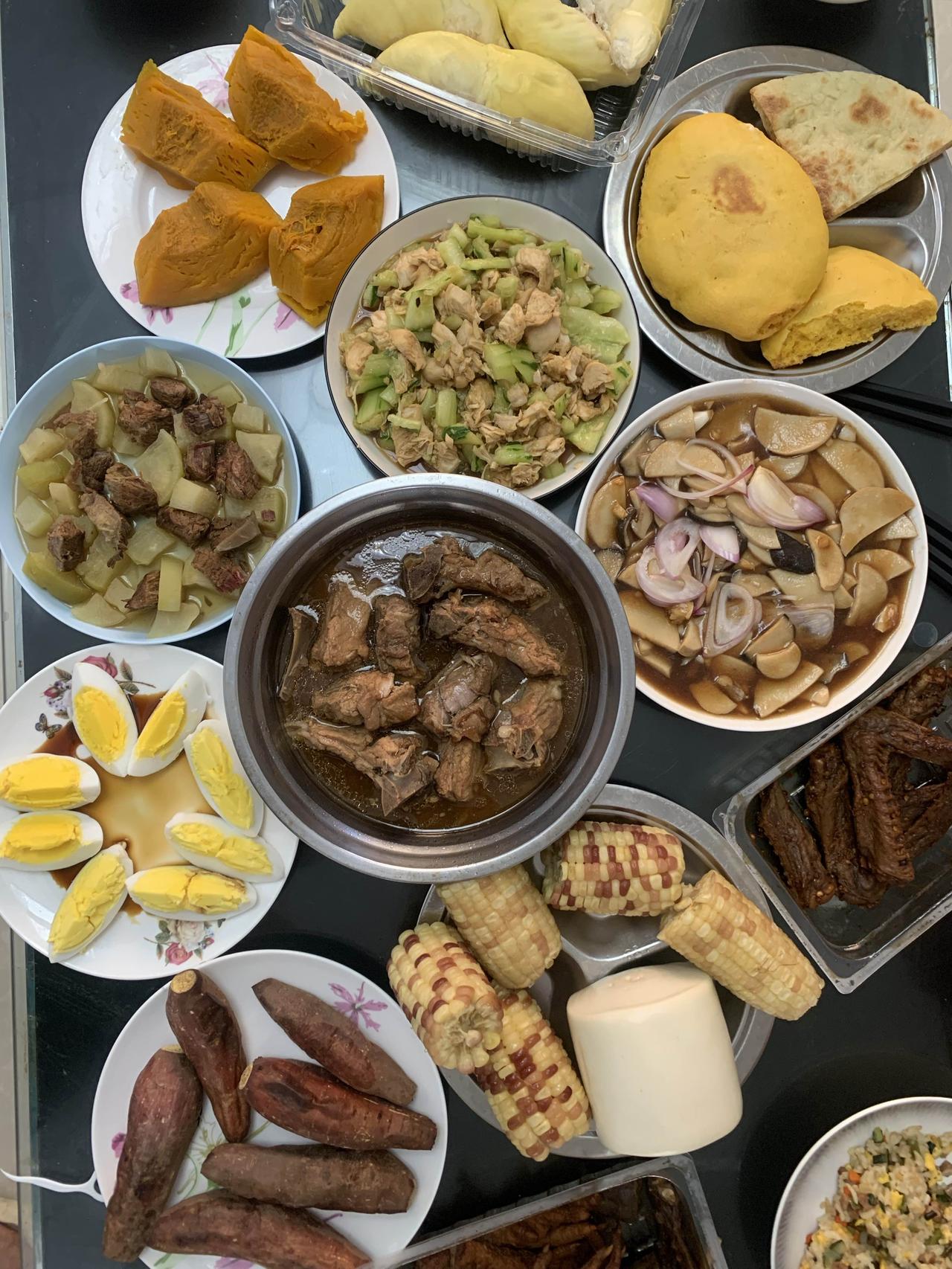 打卡今日晚餐
今天的晚餐继续低脂低卡：菜系，鸡胸肉拌黄瓜、凉拌腿菇、牛肉萝卜、排