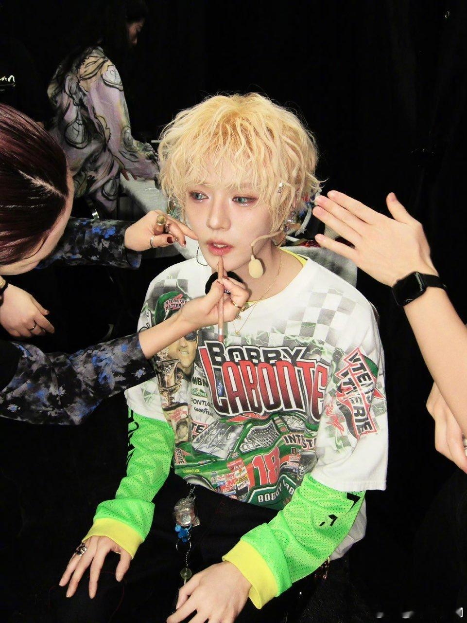 鹿晗小鸡啄米式打招呼啊啊啊新鲜鹿晗上线！小鸡啄米式打招呼萌哭惹，这颜值状态也太能