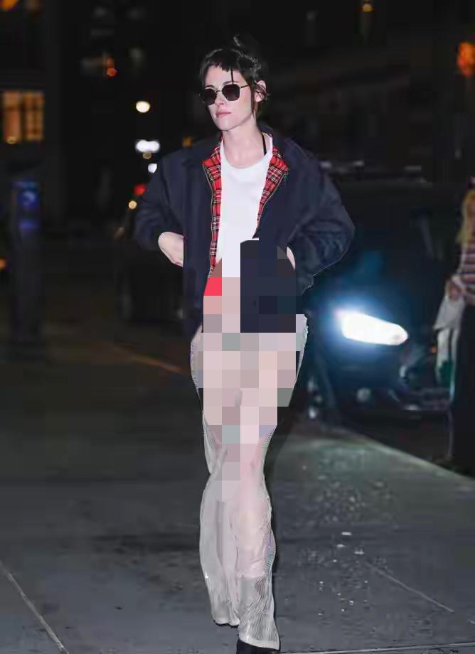 夜色为幕，随性为序。格纹内搭中和了外套的硬朗，透视长裤又添几分松弛的性感，墨镜一