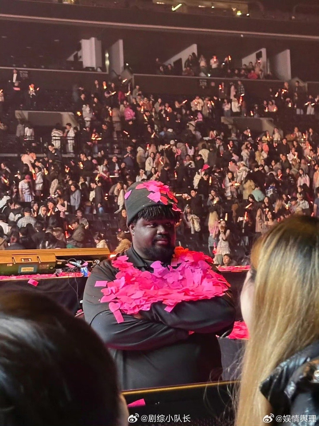 汪苏泷保镖的世界真变成粉红色了 汪苏泷的保镖用实际行动证明，再硬汉的人也扛不住粉