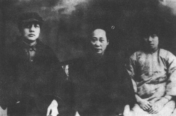 毛泽覃和妻子周文楠(右一)岳母周陈轩合影