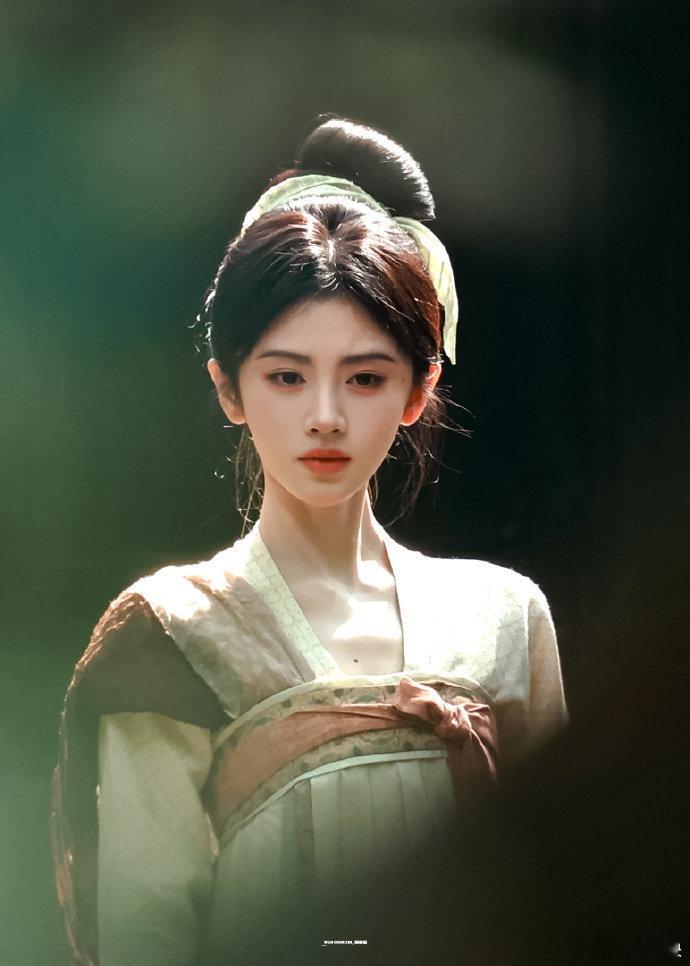 鞠婧祎种田文女主万花世界 万花世界鞠婧祎苏绿夏也太百变了！金黄系妆造素雅又亮眼，