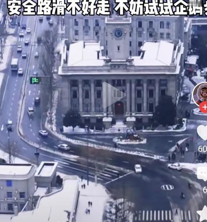 武汉一夜大雪过后，整座城市都淹没在银白色的世界里，江城武汉全披上了银白色的婚纱，