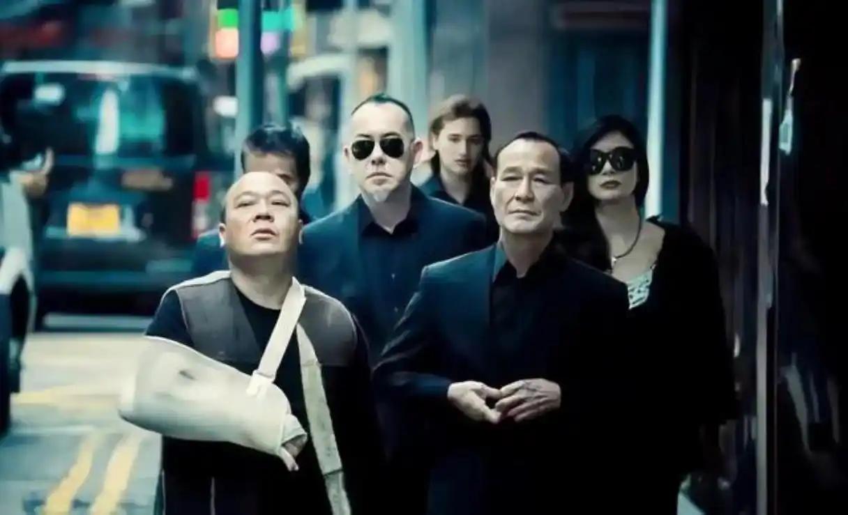 回归前的香港，在很多老港片里都是霓虹闪烁江湖豪情的东方之珠，既有繁华都市的体面，