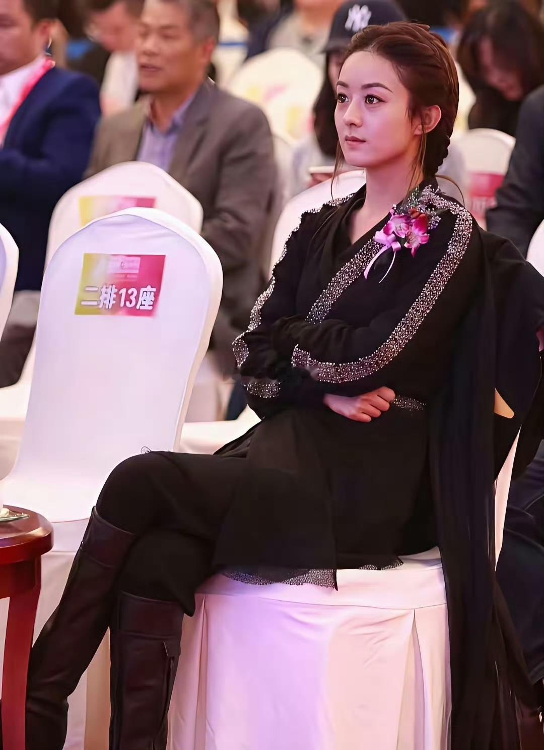 到现在都记得当年赵丽颖就因为穿了这身衣服去领奖而被群嘲，当年嘲笑她的人肯定没想到