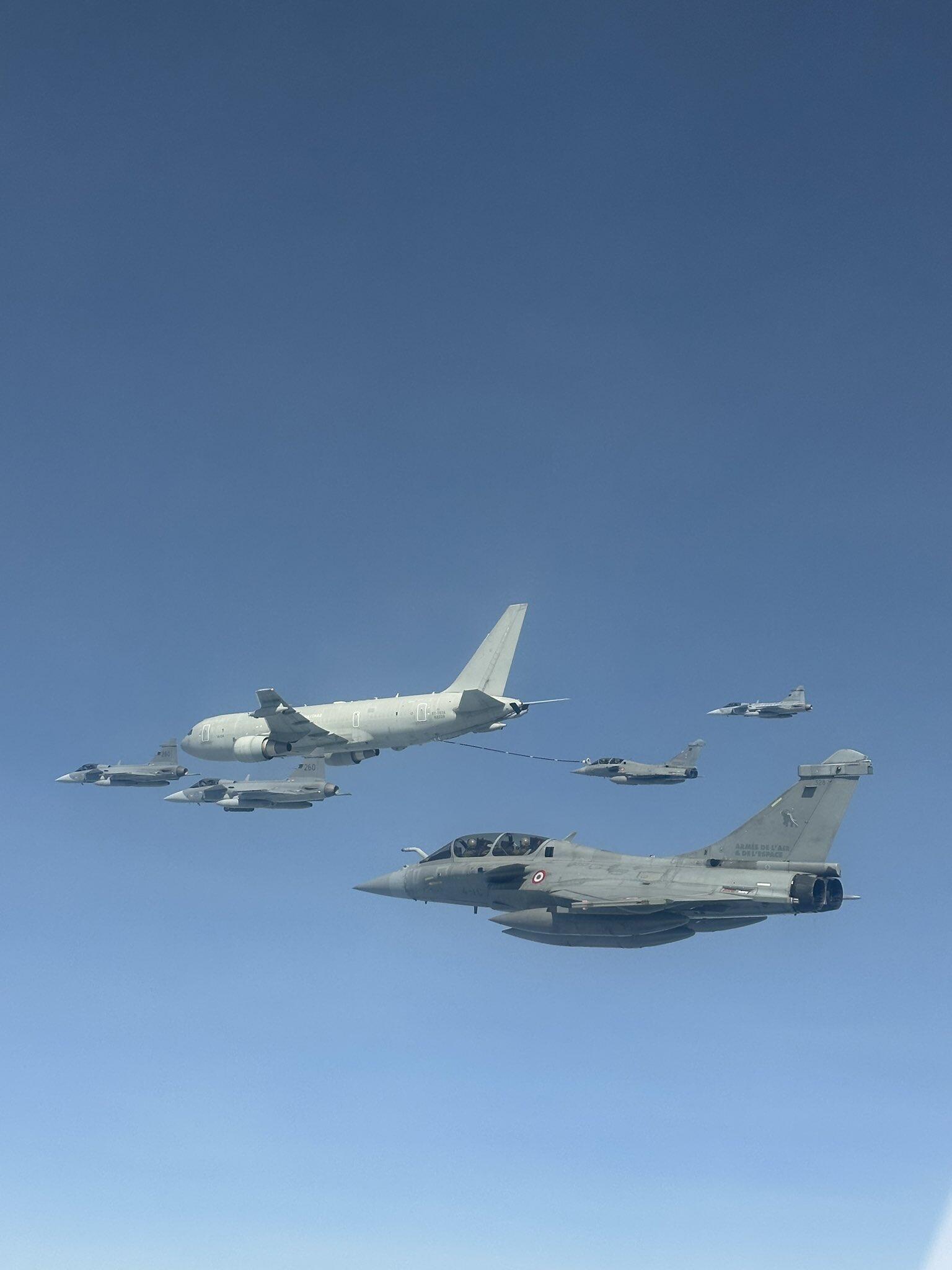 北约东翼联合警巡 波罗的海上空的机群今日阵风今日战隼今日鹰狮 空对空摄影Phot