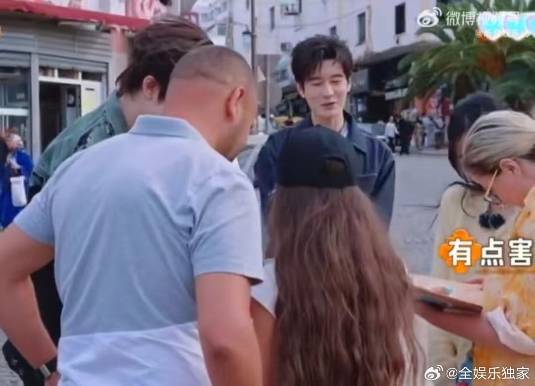 黄晓明[超话]黄晓明满眼透着羡慕中餐厅名场面中餐厅外国小女孩主动亲沈月的时候，黄