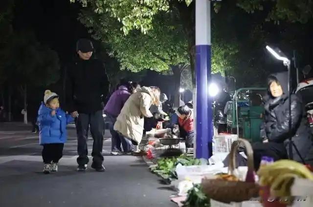 老百姓心里有杆秤，县政府旁夜市兴，民生与秩序的和谐共生。 在安徽宣城绩溪县，一个