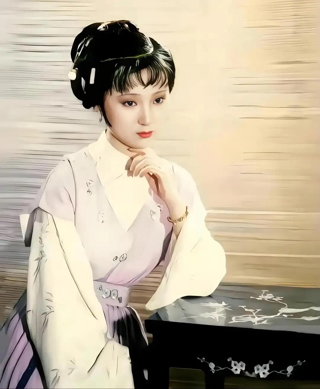 陈晓旭版的林黛玉无人能超越，那时她才八十多斤，虽然身材似弱柳扶风，但纤纤玉手却无