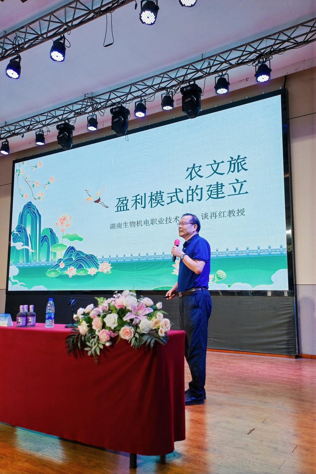 乡村产业兴旺的最大短板是缺三产融合型专业人才！
当下乡村发展的困境，早已不是缺基