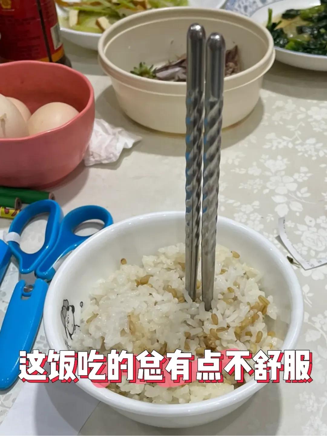 婆婆看不起我娘家人，因筷子插在米饭上指责妹妹，该如何相处？

周末我妹妹来我家找