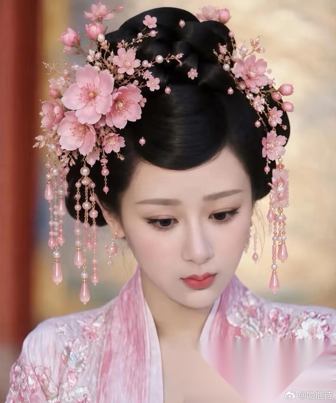 内娱现在不少女演员演古装，总给人一种在横店租了套汉服拍两小时写真的违和感。  可